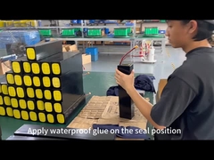Нанесите водостойкий клей на место уплотнения литиевой батареи